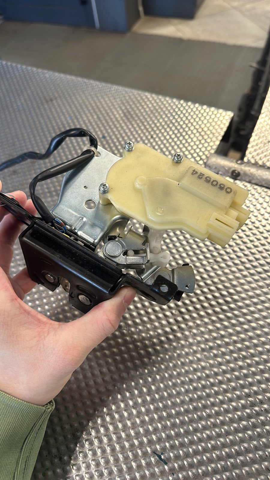 Ремонт замка Багажника