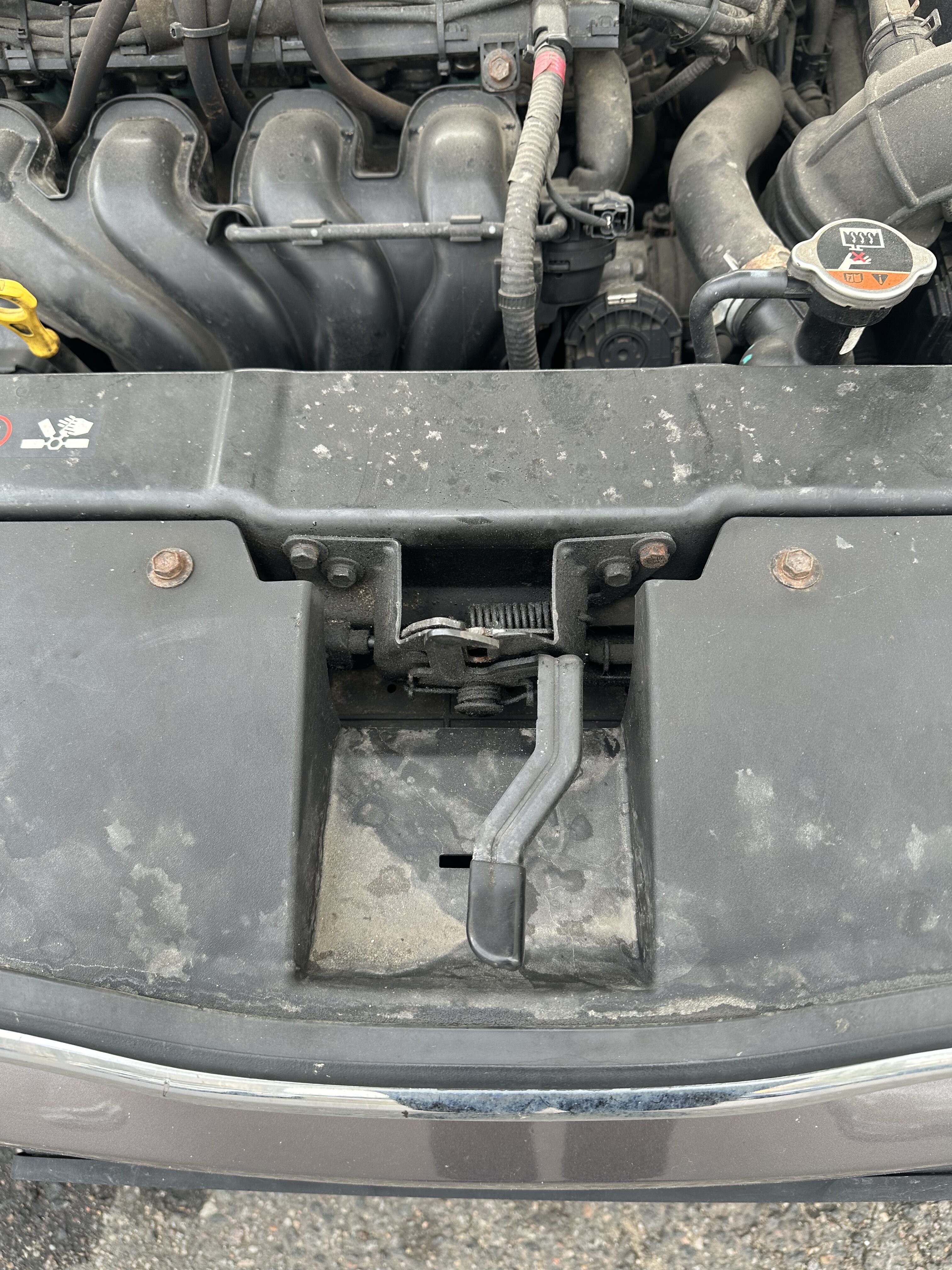 Ремонт замка Капота