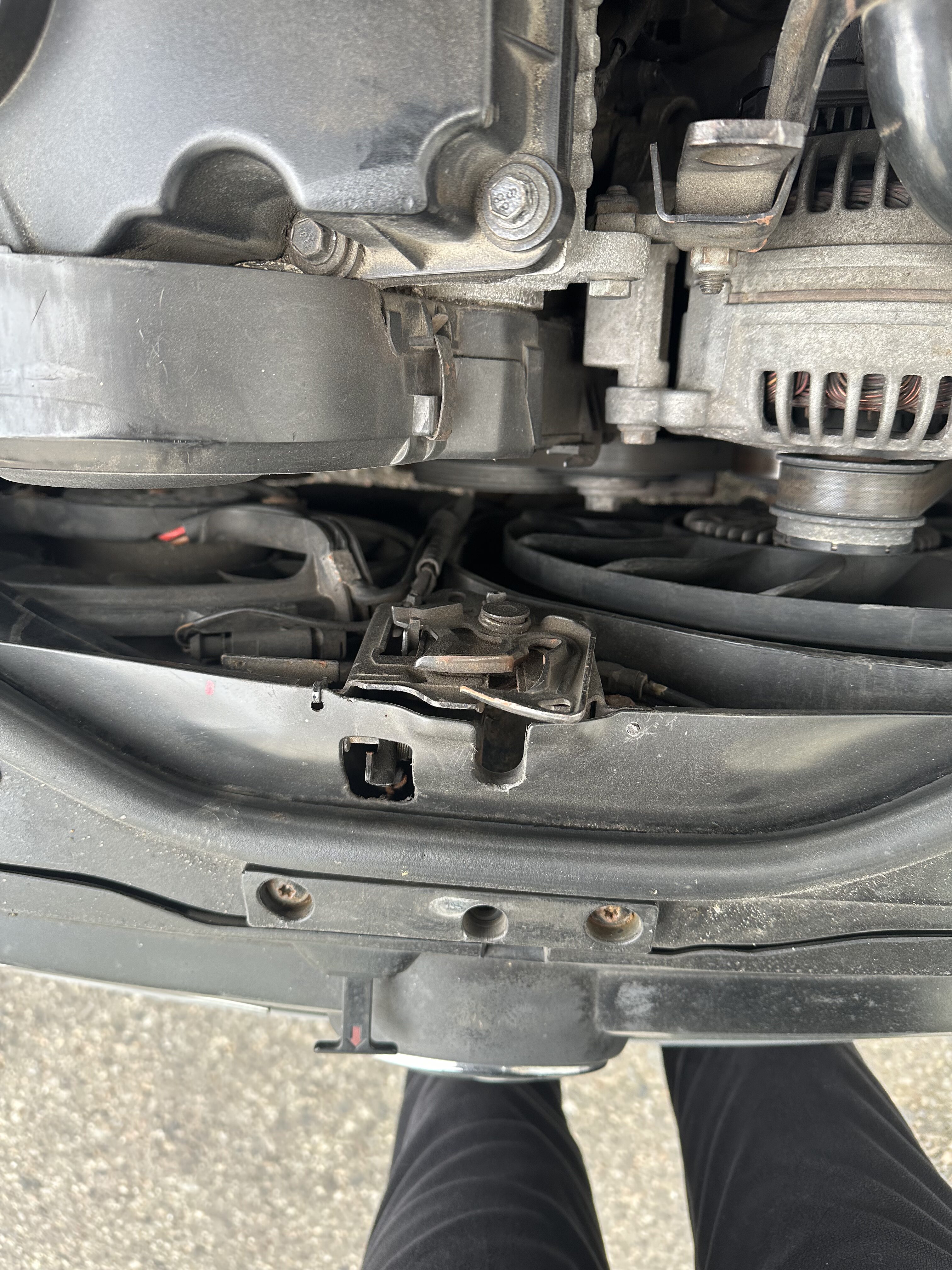 Ремонт замка Капота